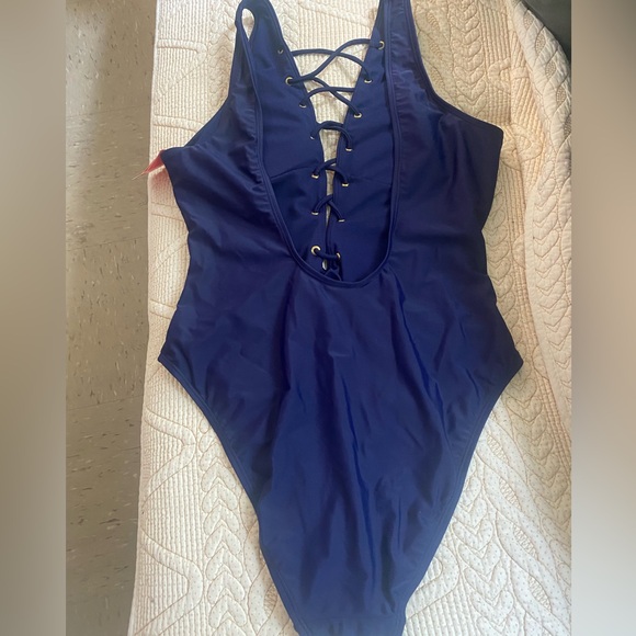 One-piece bathing suit - Picture 2 of 7